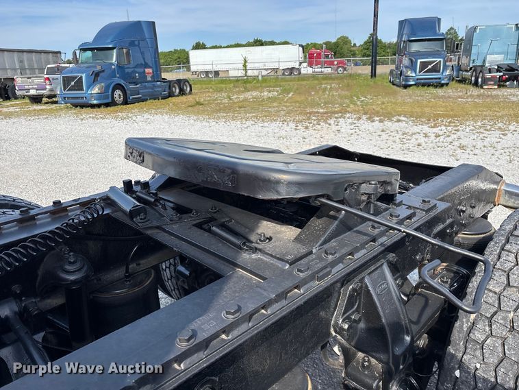image for item FG0374 2004 Peterbilt 379 semi truck