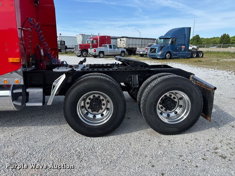 image for item FG0374 2004 Peterbilt 379 semi truck