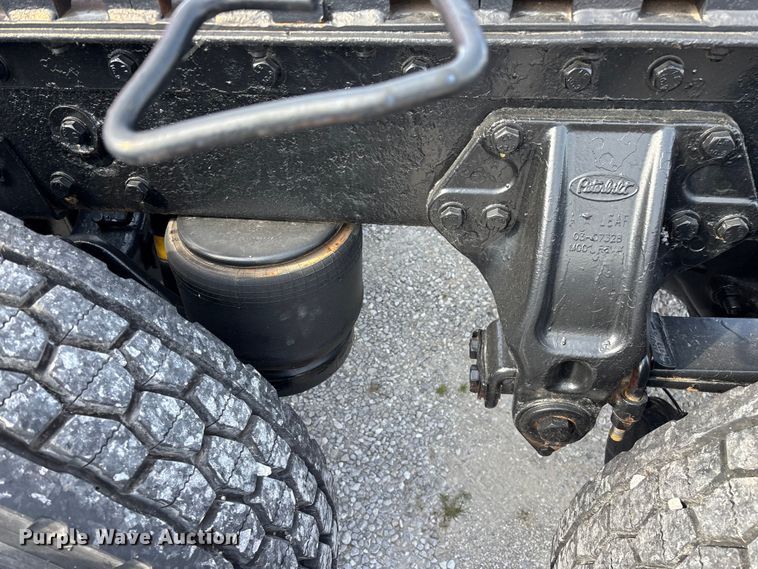 image for item FG0374 2004 Peterbilt 379 semi truck
