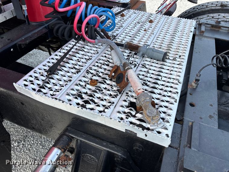 image for item FG0374 2004 Peterbilt 379 semi truck