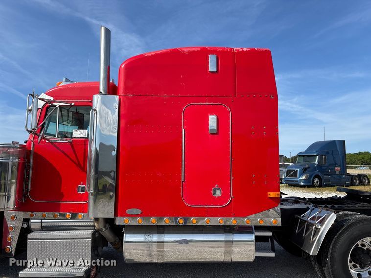 image for item FG0374 2004 Peterbilt 379 semi truck