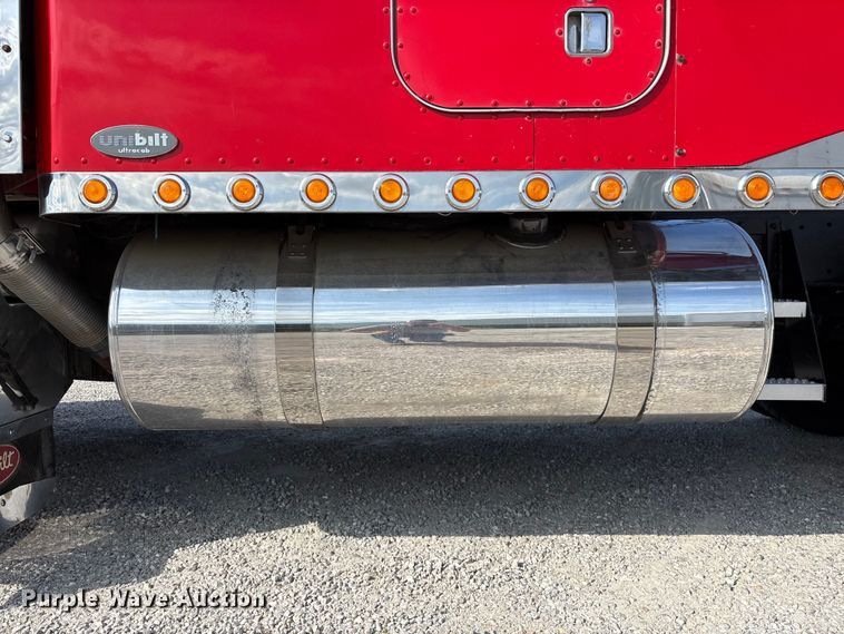 image for item FG0374 2004 Peterbilt 379 semi truck