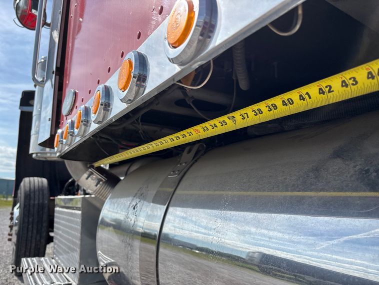 image for item FG0374 2004 Peterbilt 379 semi truck