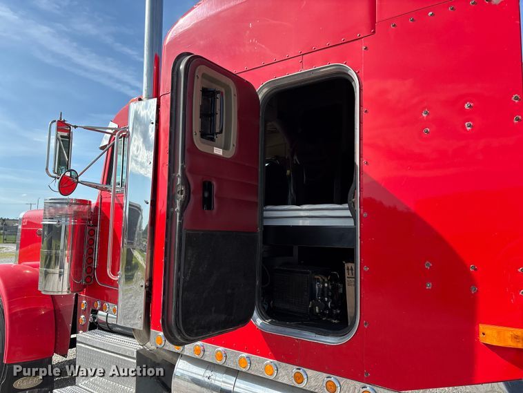 image for item FG0374 2004 Peterbilt 379 semi truck