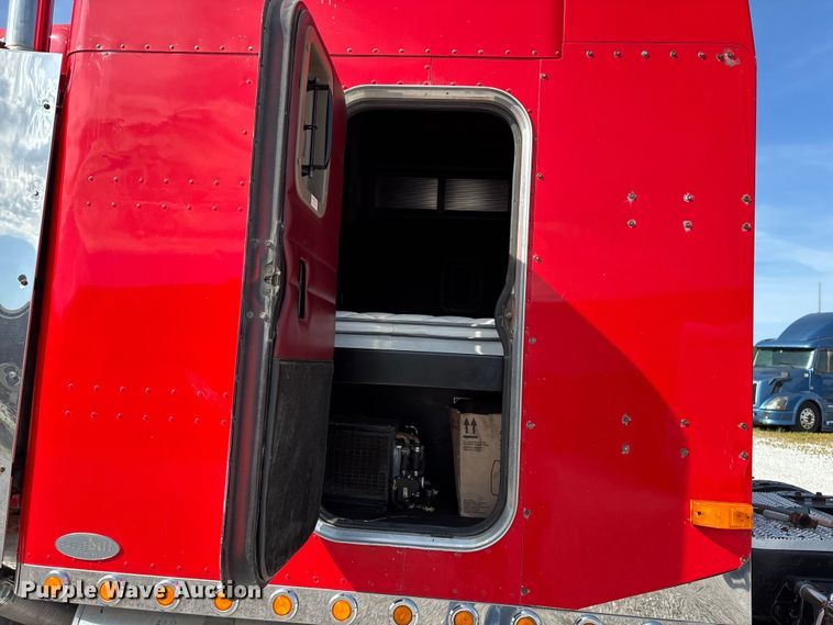 image for item FG0374 2004 Peterbilt 379 semi truck