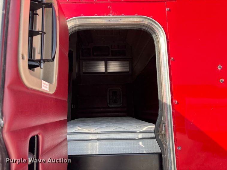 image for item FG0374 2004 Peterbilt 379 semi truck