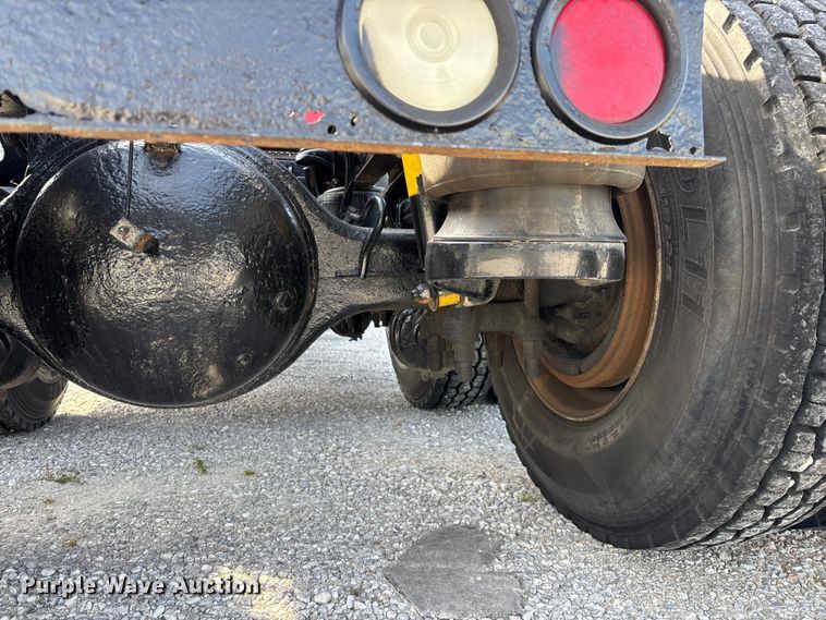 image for item FG0374 2004 Peterbilt 379 semi truck