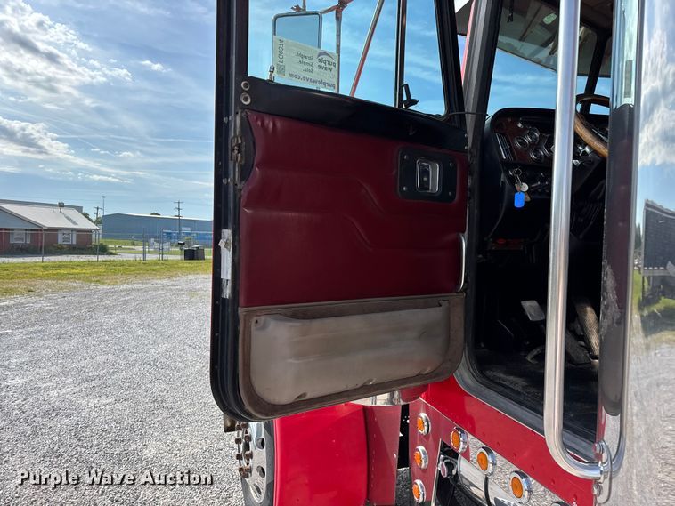image for item FG0374 2004 Peterbilt 379 semi truck