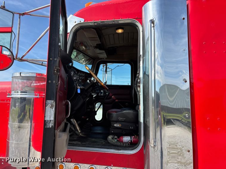 image for item FG0374 2004 Peterbilt 379 semi truck