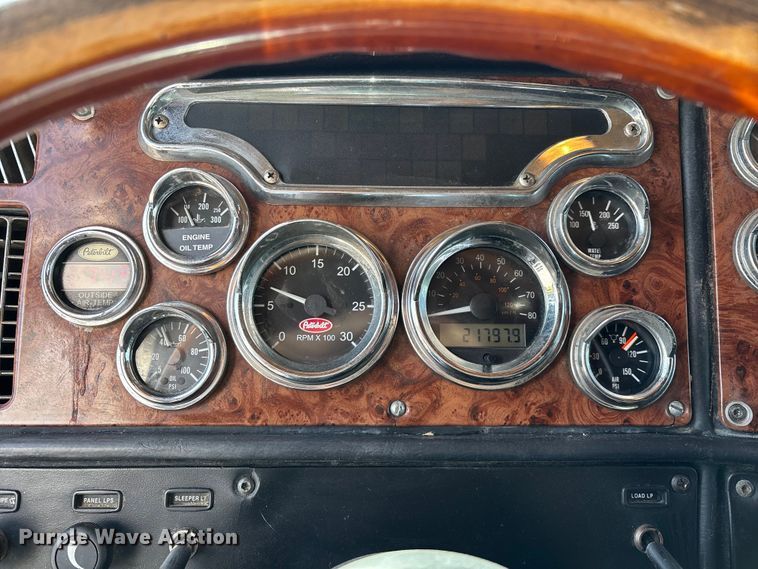 image for item FG0374 2004 Peterbilt 379 semi truck