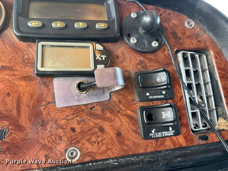 image for item FG0374 2004 Peterbilt 379 semi truck
