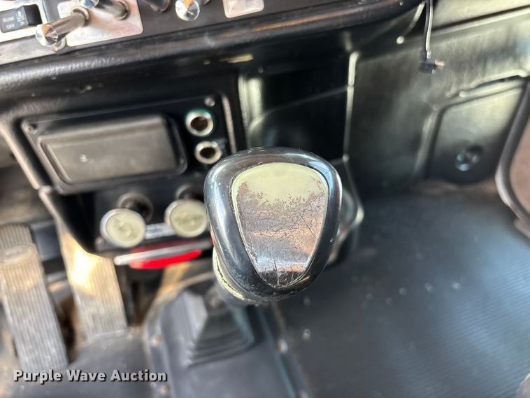 image for item FG0374 2004 Peterbilt 379 semi truck