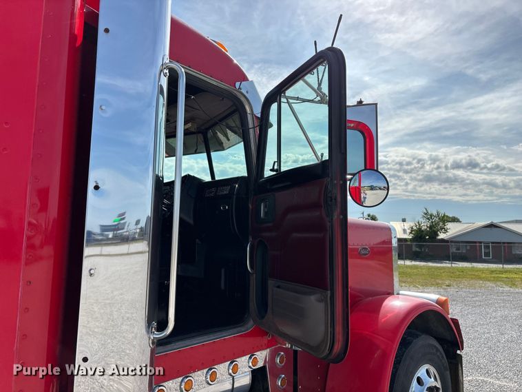 image for item FG0374 2004 Peterbilt 379 semi truck