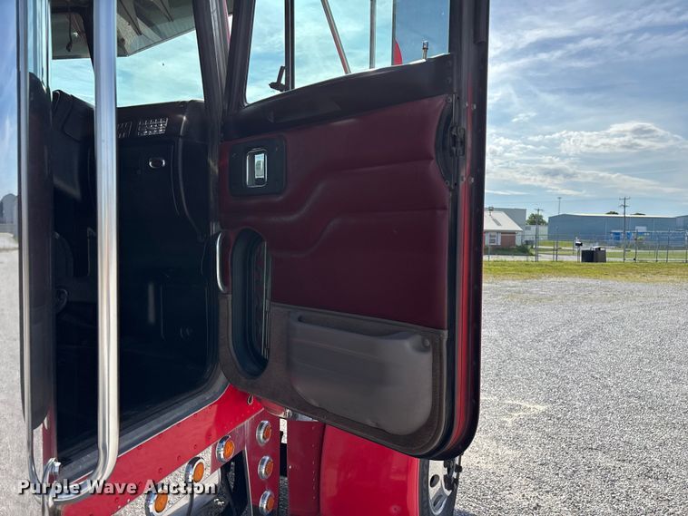 image for item FG0374 2004 Peterbilt 379 semi truck