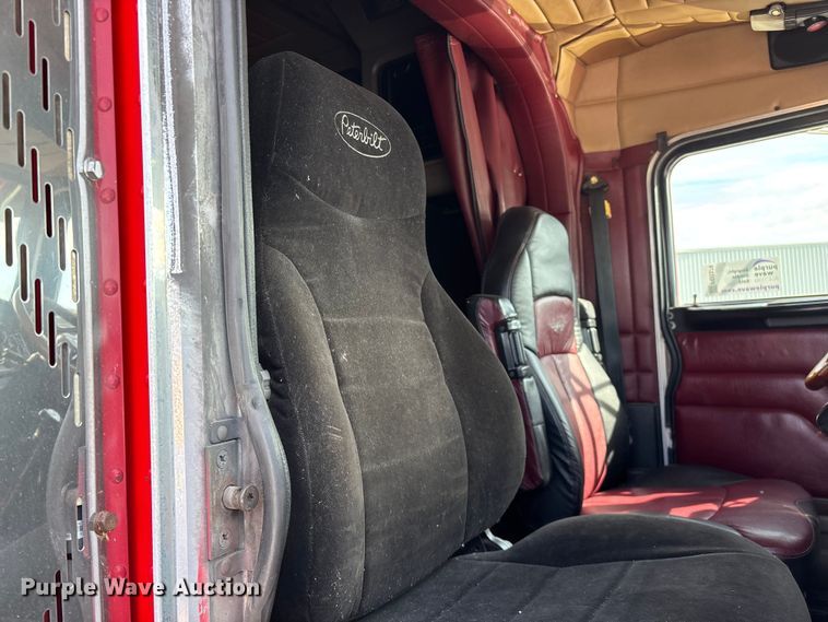 image for item FG0374 2004 Peterbilt 379 semi truck