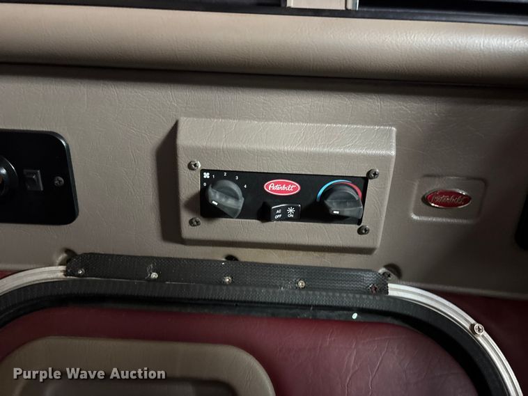 image for item FG0374 2004 Peterbilt 379 semi truck