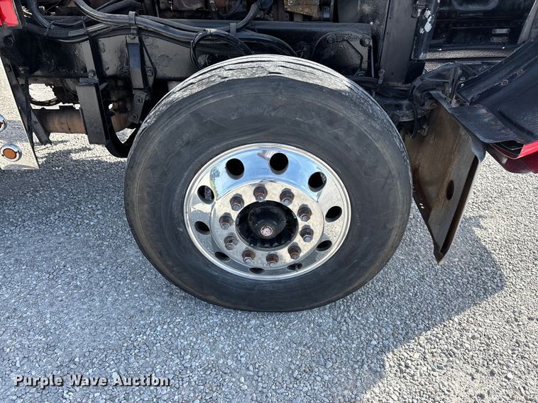 image for item FG0374 2004 Peterbilt 379 semi truck