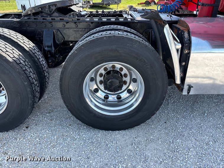 image for item FG0374 2004 Peterbilt 379 semi truck
