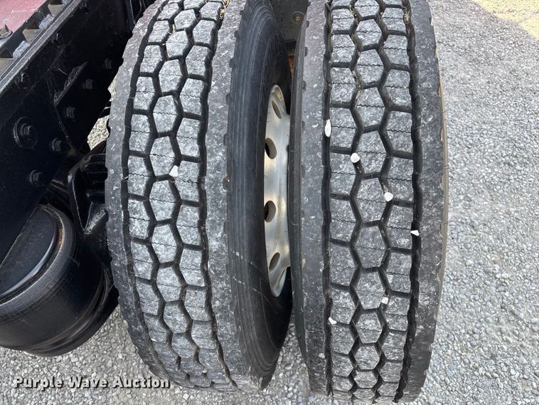 image for item FG0374 2004 Peterbilt 379 semi truck