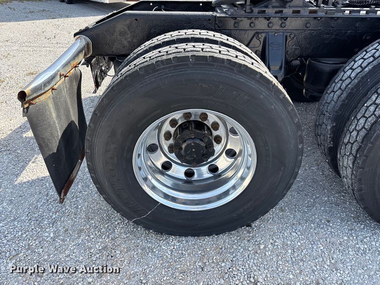 image for item FG0374 2004 Peterbilt 379 semi truck