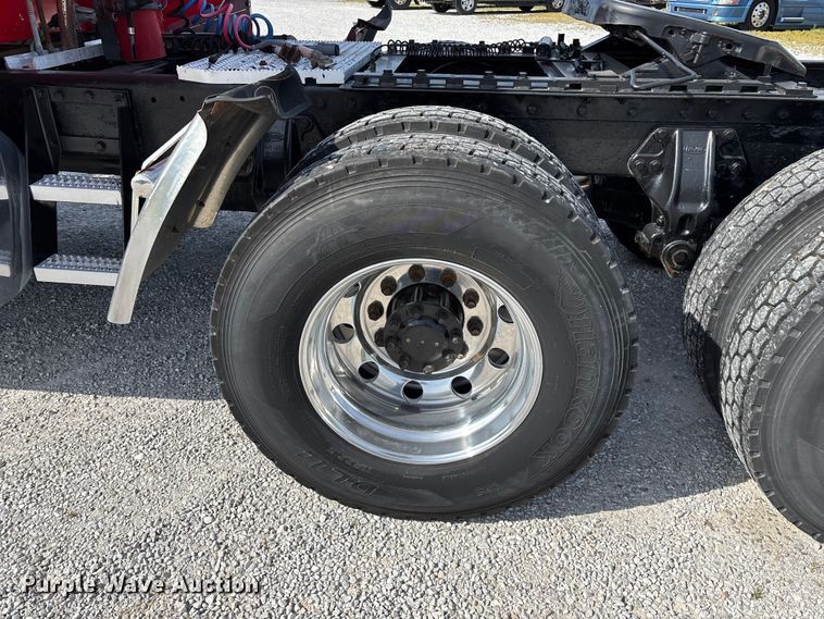 image for item FG0374 2004 Peterbilt 379 semi truck