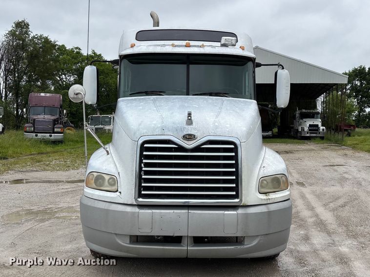image for item FG0378 2001 Mack CX613 Vision semi truck