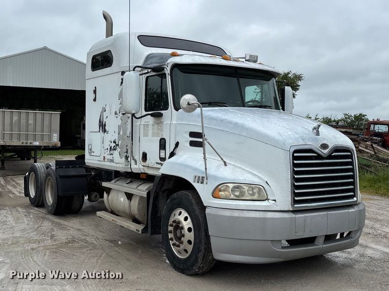 image for item FG0378 2001 Mack CX613 Vision semi truck