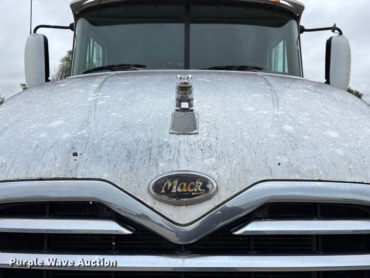 image for item FG0378 2001 Mack CX613 Vision semi truck