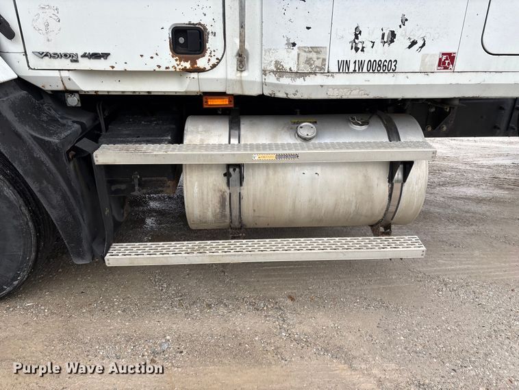 image for item FG0378 2001 Mack CX613 Vision semi truck
