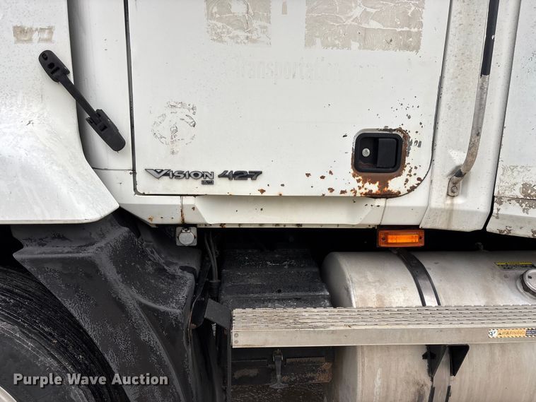 image for item FG0378 2001 Mack CX613 Vision semi truck