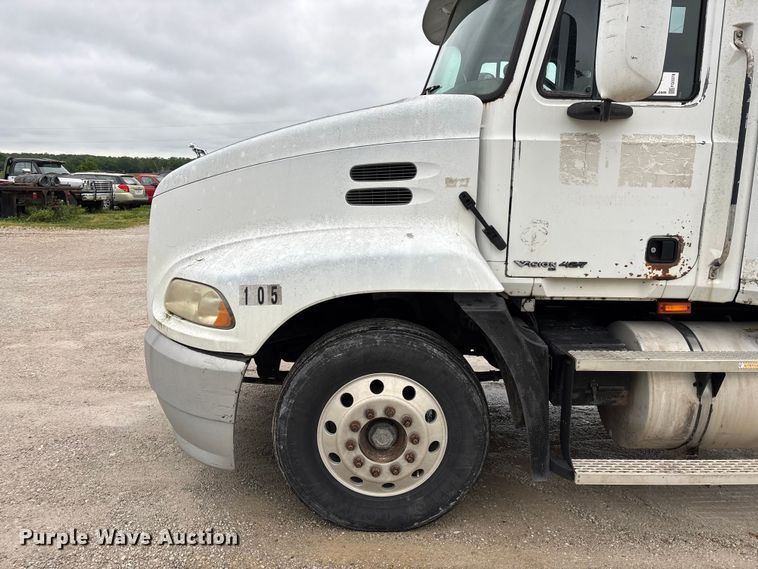 image for item FG0378 2001 Mack CX613 Vision semi truck