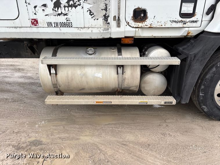 image for item FG0378 2001 Mack CX613 Vision semi truck