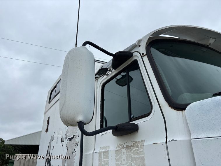 image for item FG0378 2001 Mack CX613 Vision semi truck