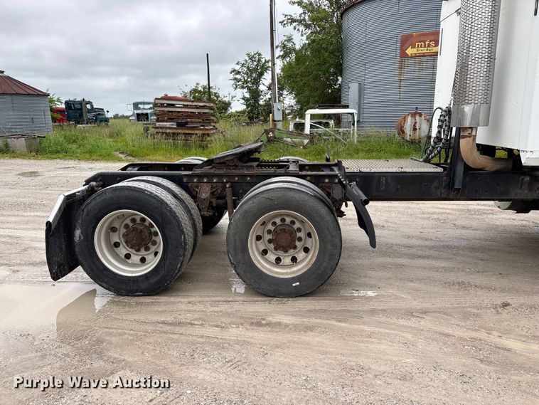image for item FG0378 2001 Mack CX613 Vision semi truck