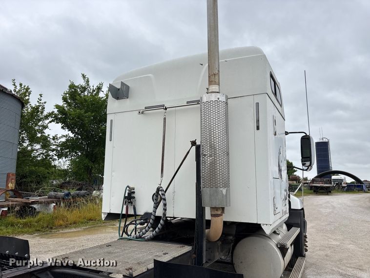 image for item FG0378 2001 Mack CX613 Vision semi truck