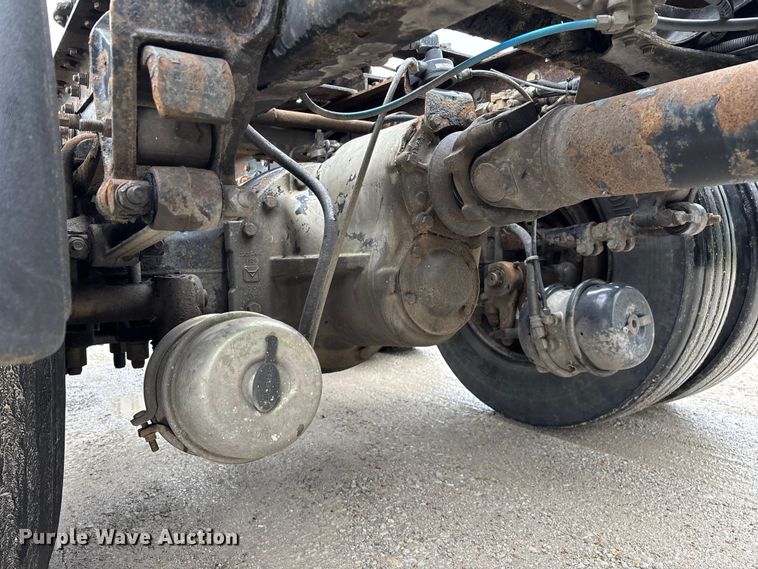 image for item FG0378 2001 Mack CX613 Vision semi truck