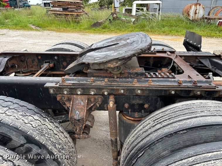 image for item FG0378 2001 Mack CX613 Vision semi truck