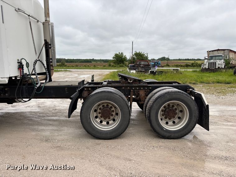 image for item FG0378 2001 Mack CX613 Vision semi truck