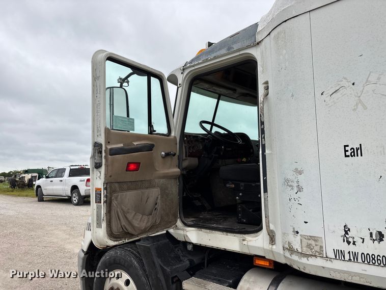 image for item FG0378 2001 Mack CX613 Vision semi truck