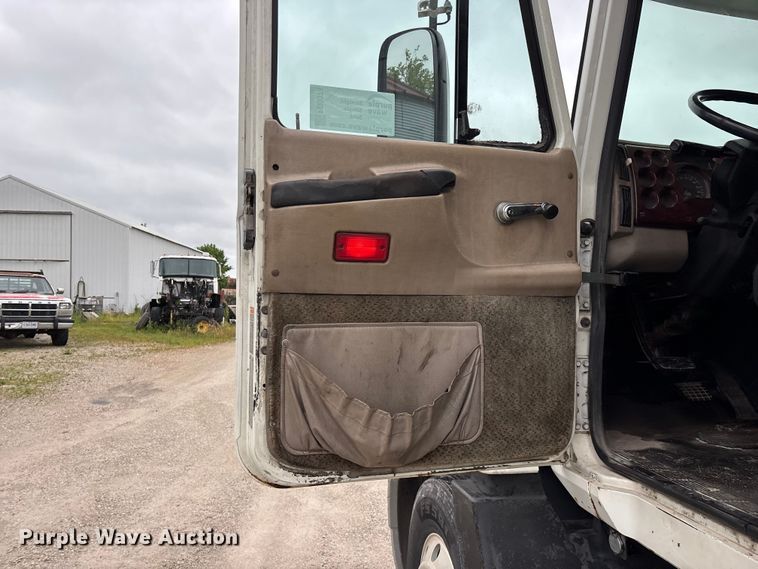 image for item FG0378 2001 Mack CX613 Vision semi truck