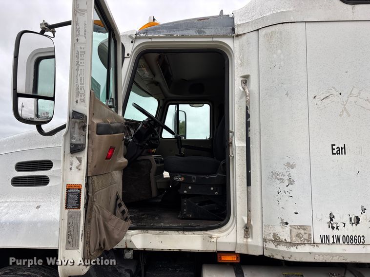 image for item FG0378 2001 Mack CX613 Vision semi truck
