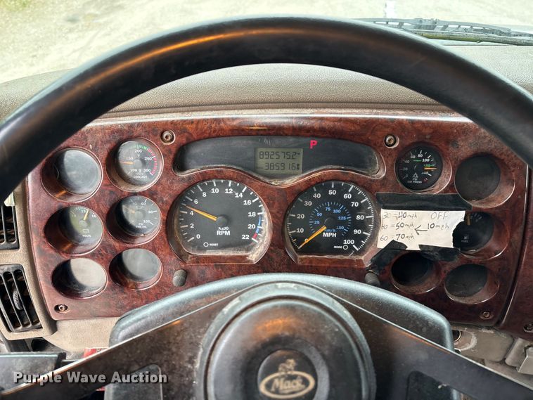 image for item FG0378 2001 Mack CX613 Vision semi truck