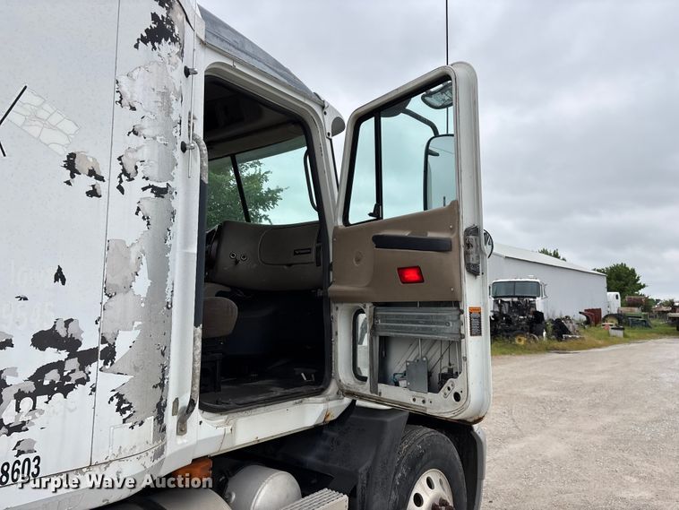 image for item FG0378 2001 Mack CX613 Vision semi truck