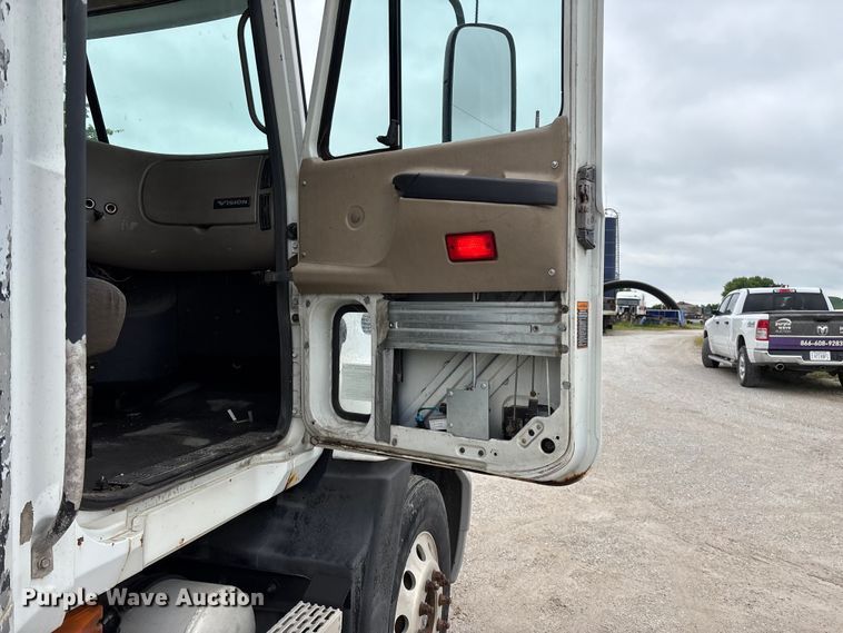 image for item FG0378 2001 Mack CX613 Vision semi truck