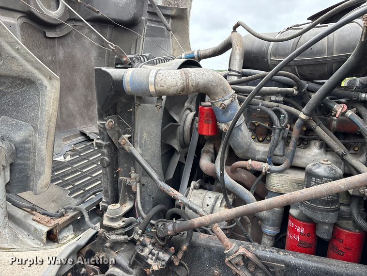 image for item FG0378 2001 Mack CX613 Vision semi truck