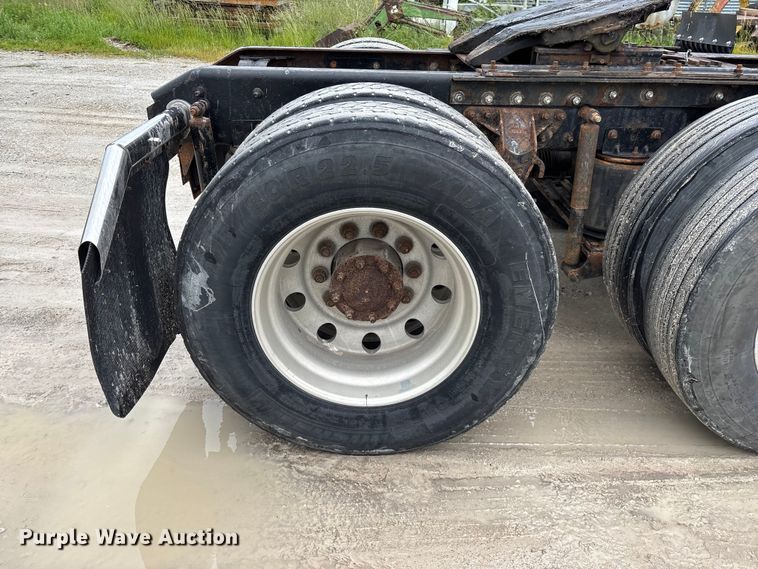 image for item FG0378 2001 Mack CX613 Vision semi truck