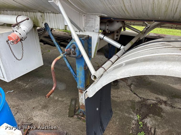 image for item FG0386 1988 Youngs Tank A-000 tank trailer