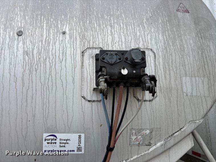 image for item FG0386 1988 Youngs Tank A-000 tank trailer