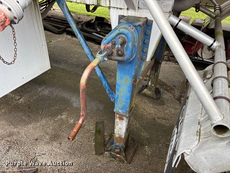 image for item FG0386 1988 Youngs Tank A-000 tank trailer