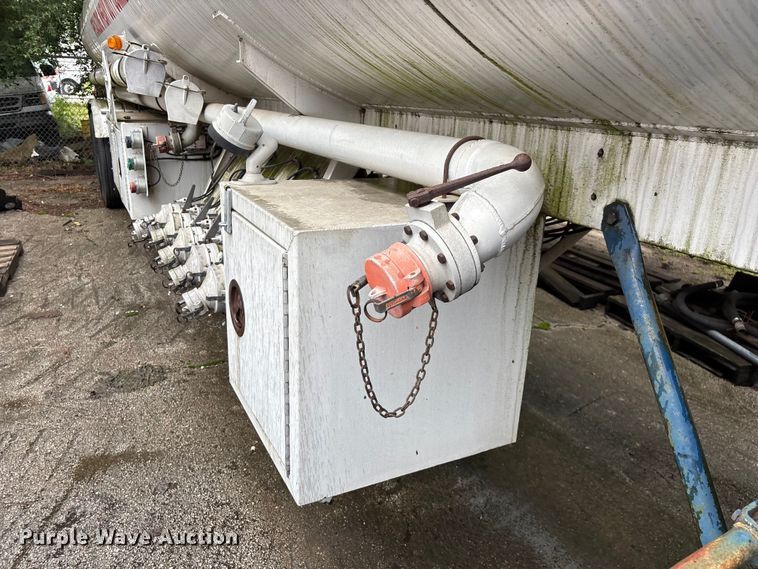 image for item FG0386 1988 Youngs Tank A-000 tank trailer